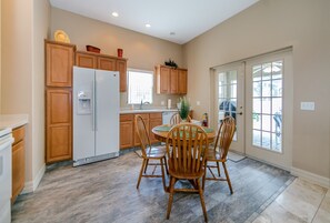 Kylskåp, mikrovågsugn, ugn och spishäll