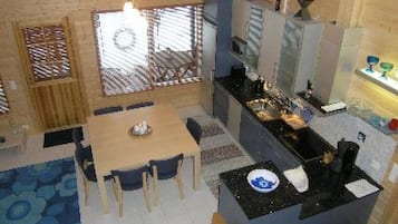 Refrigerador, microondas, lavavajillas y utensilios de cocina
