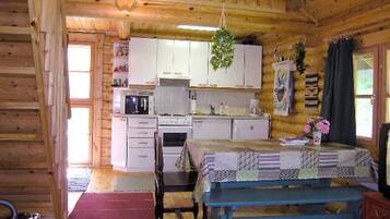 Jääkaappi, mikroaaltouuni, keittoastiat/astiat/ruokailuvälineet