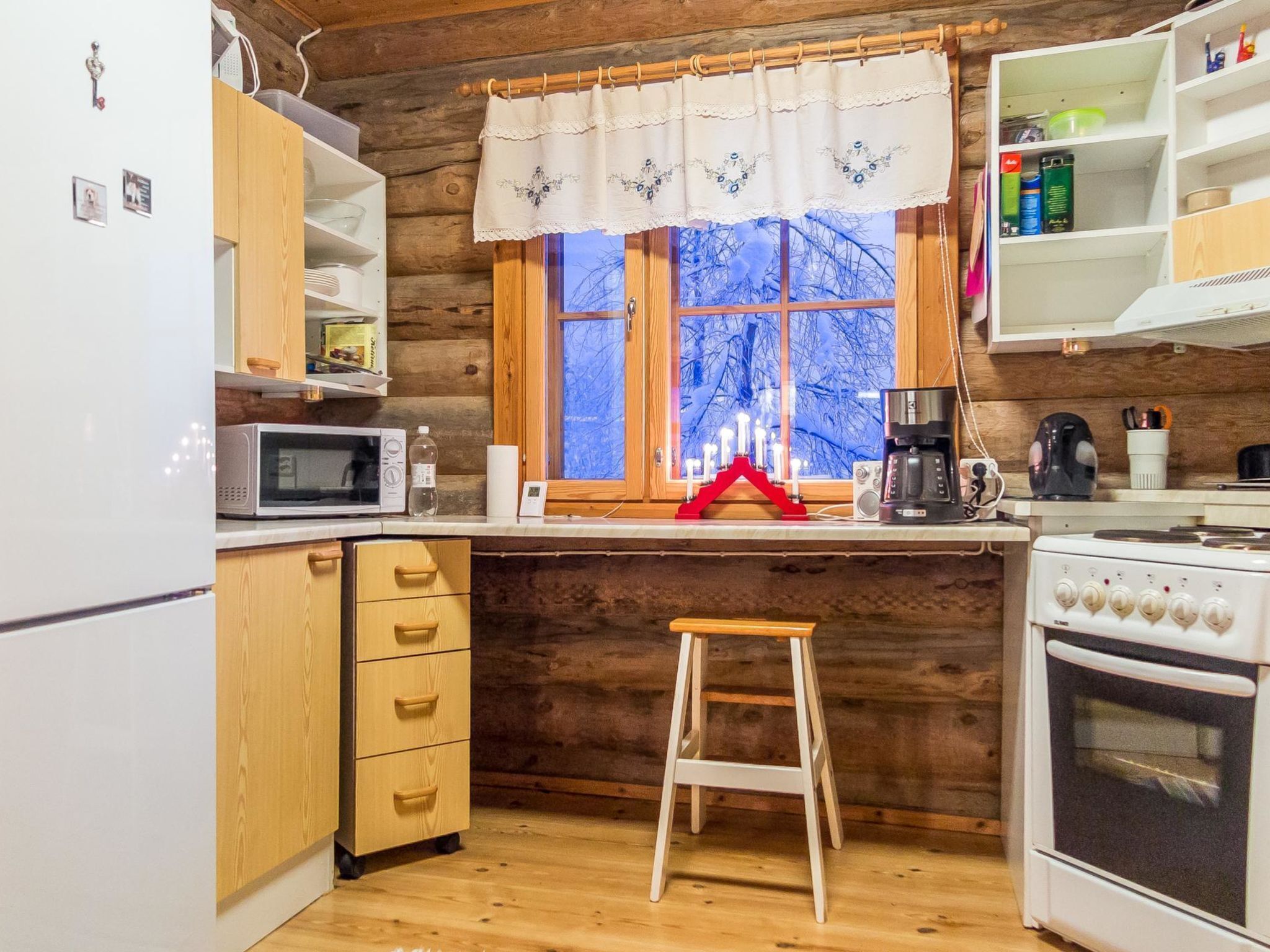 Kjøleskap, mikrobølgeovn og kjøkkenutstyr