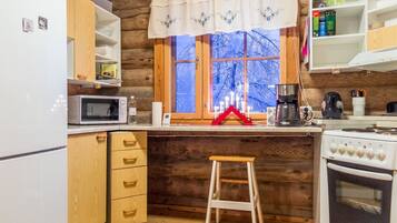 Frigorífic, microones i utensilis de cuina, vaixella i coberteria