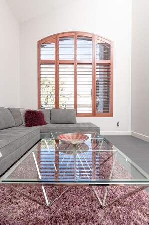 Flat-screen TV, fireplace, stereo