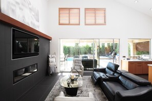 Flatskjerm-TV, peis og stereoanlegg