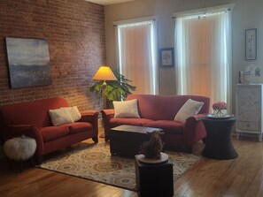 TV connectée, lecteur de DVD, livres, vidéothèque