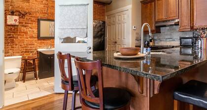 Charming Downtown Boutique loft- located in the Historic River District