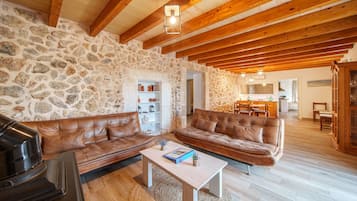 Een televisie en een open haard