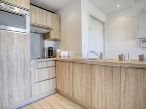 Kühlschrank, Mikrowelle, Geschirrspüler, Toaster