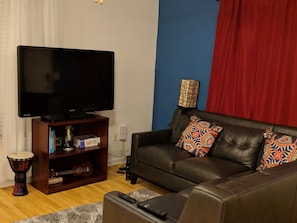Televisión de pantalla plana y libros