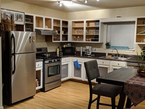 Fridge, microwave, oven, stovetop - SunTrust Park Home! King Sized Bed Near it All (Smyrna)