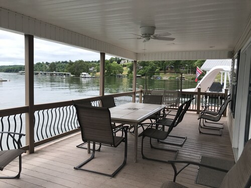 Floating Holiday #2 on Norris Lake at Springs Dock Marina. Front row view.