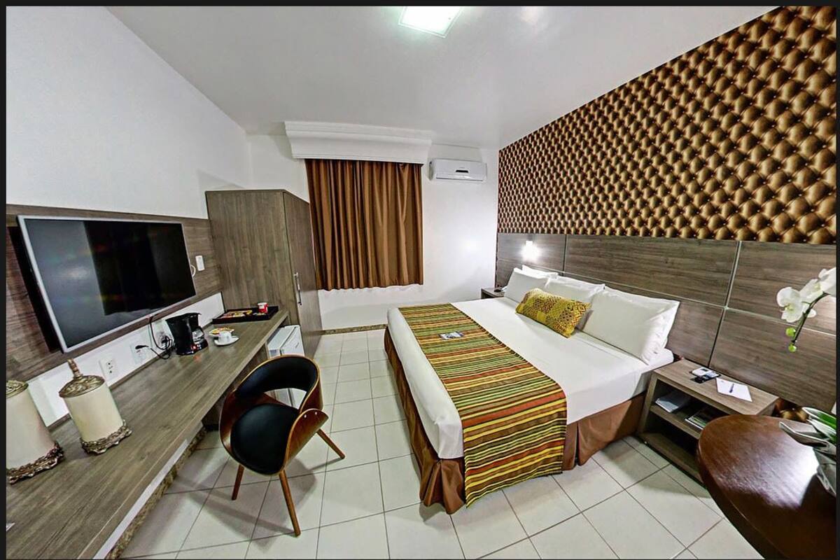 Minibar, in-room safe, WiFi (free), bed sheets