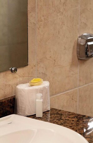 Douche, articles de toilette gratuits, sèche-cheveux