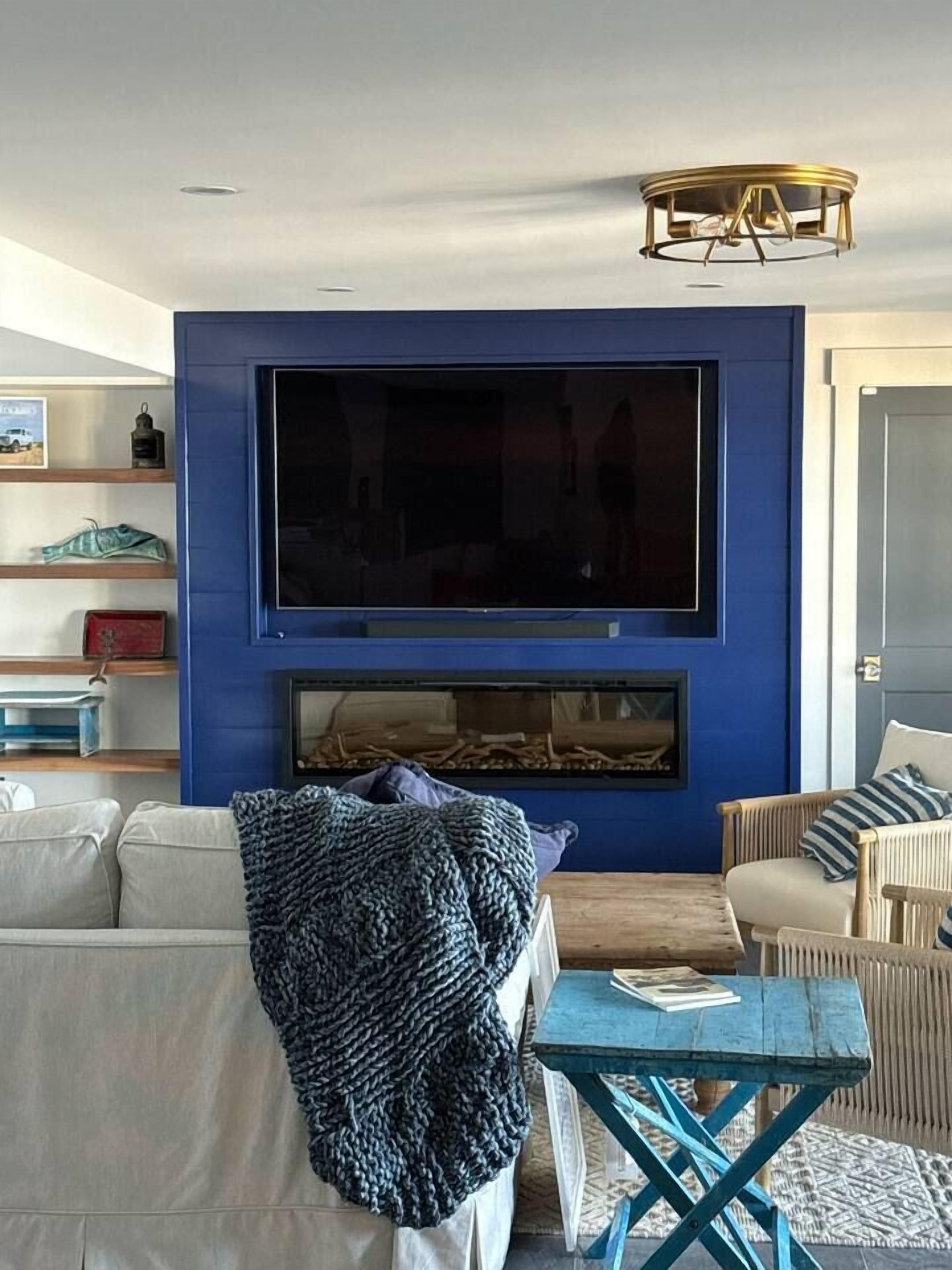 Smart TV, fireplace, books, stereo
