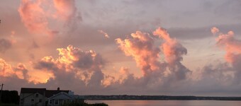 Romantic Waterfront Home "Sea Thistle" walk to Block Island ferry