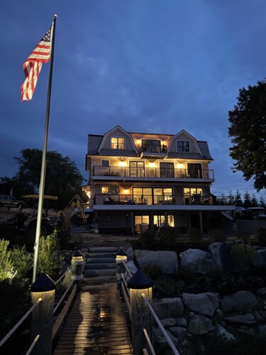 Romantic Waterfront Home "Sea Thistle" walk to Block Island ferry
