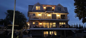 Romantic Waterfront Home "Sea Thistle" walk to Block Island ferry