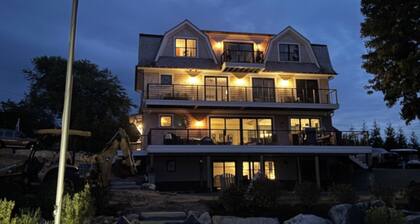 Romantic Waterfront Home "Sea Thistle" walk to Block Island ferry