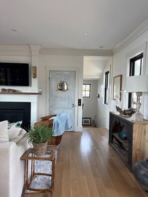 Smart TV, fireplace, books, stereo
