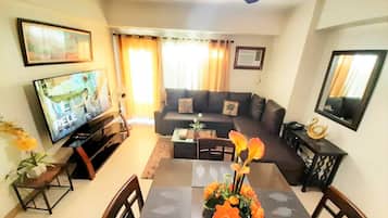 Comfort Condo, 2 Bathrooms | Ruang tamu | 37 inci televisyen skrin rata dengan kabel, TV LCD