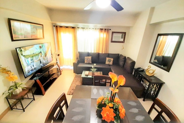 City Condo with 2 Bathroom | Living area | 37-inch flat-screen TV with cable channels, LCD TV