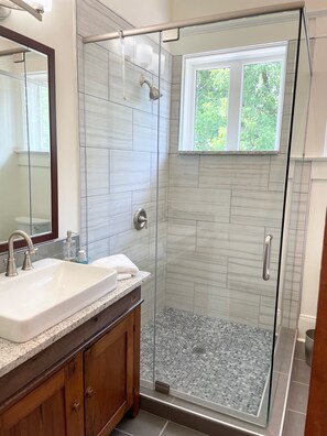 Verde | Bathroom | Shower, free toiletries, hair dryer, bathrobes - The Gillen House Bed & Breakfast (Stephens)
