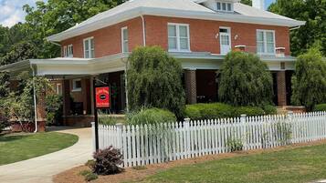 Fachada de la propiedad