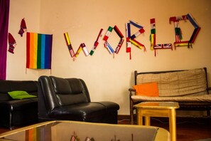 Lobby sitting area - La Chola Hostel (Cusco)