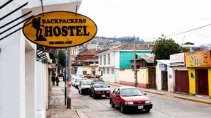Property entrance - La Chola Hostel (Cusco)