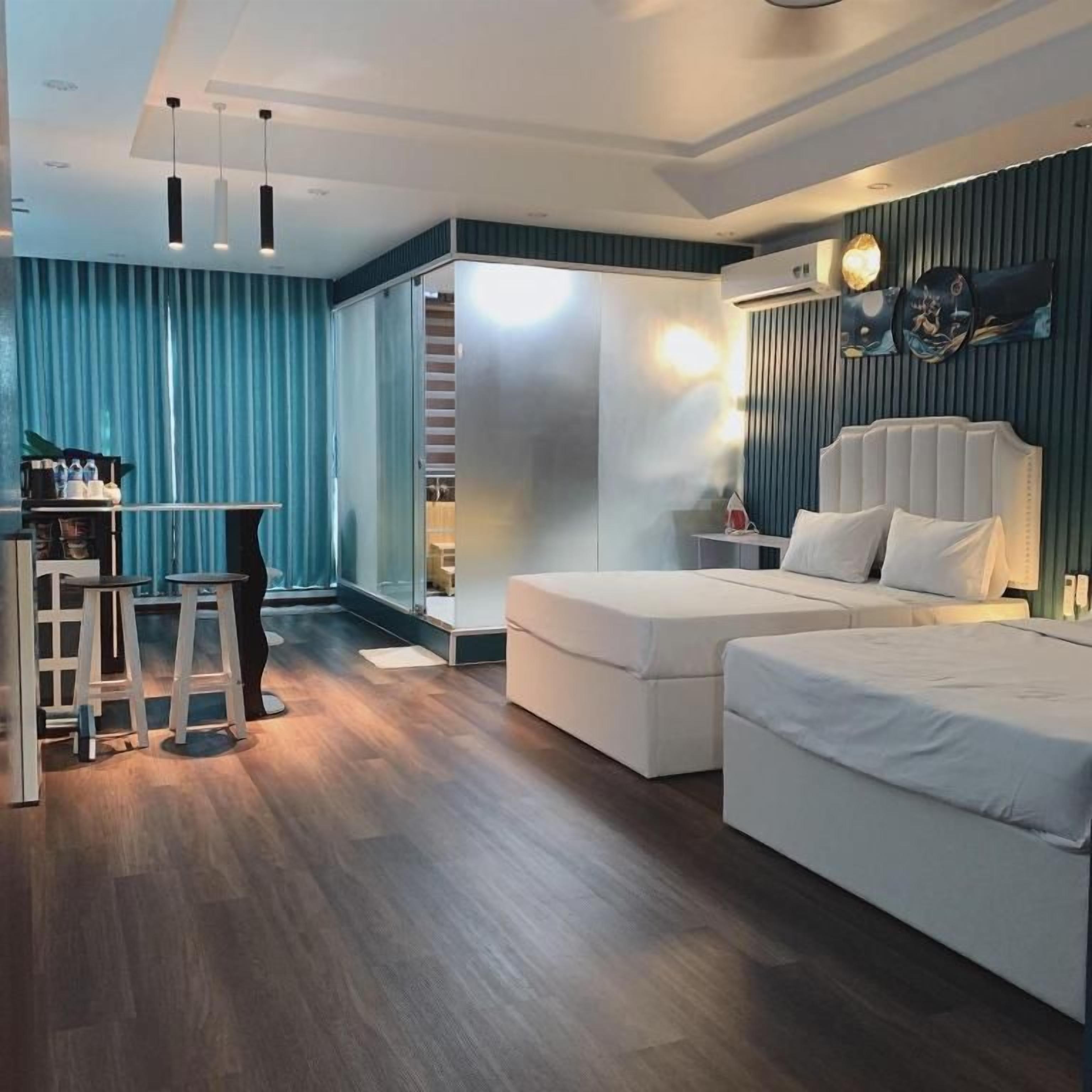 Un dormitorio moderno con una cama grande, un escritorio y un taburete.