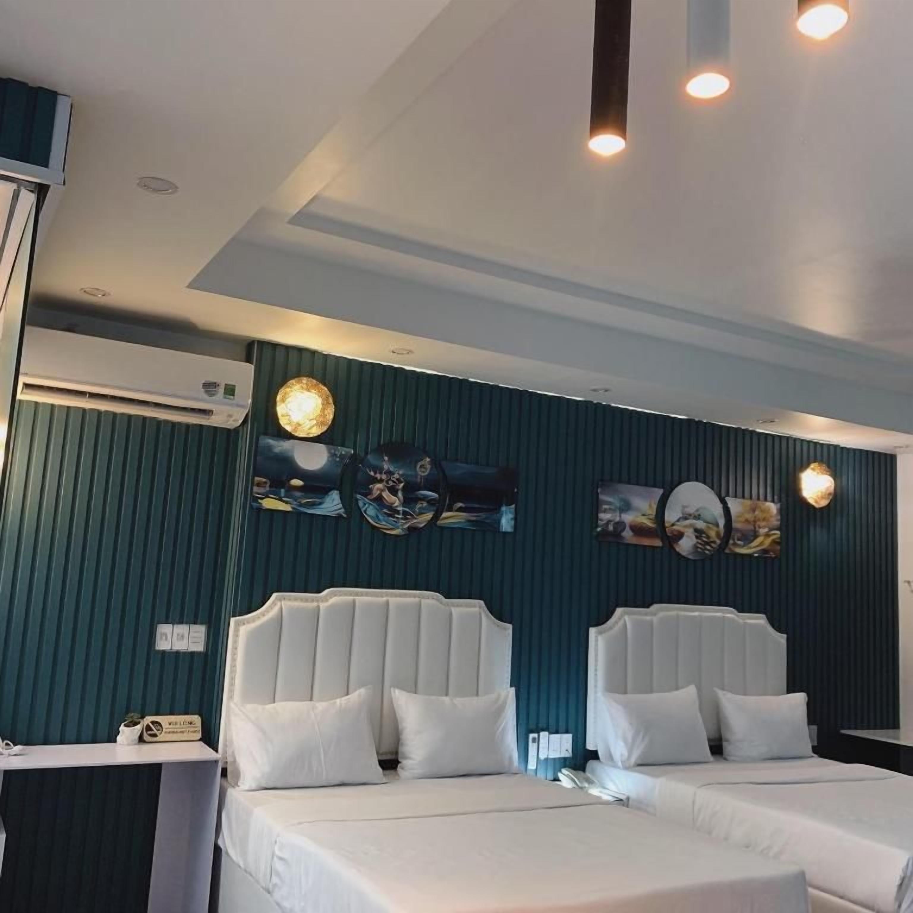 In-room safe, desk, WiFi (free), bed sheets