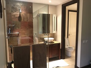 Deluxe-lejlighed - udsigt til bugt | Badeværelse | Bruser, brusehoved med spredningseffekt, gratis toiletartikler