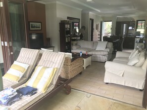 Appartement Deluxe, vue baie | Coin séjour | Télévision à écran plat