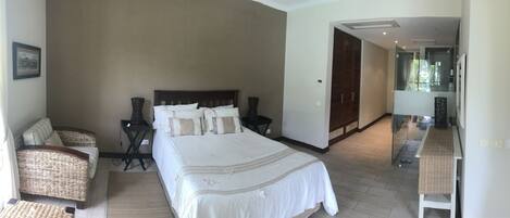 Deluxe Apartment, Bay View | Desk, iron/ironing board, free cribs/infant beds, free rollaway beds