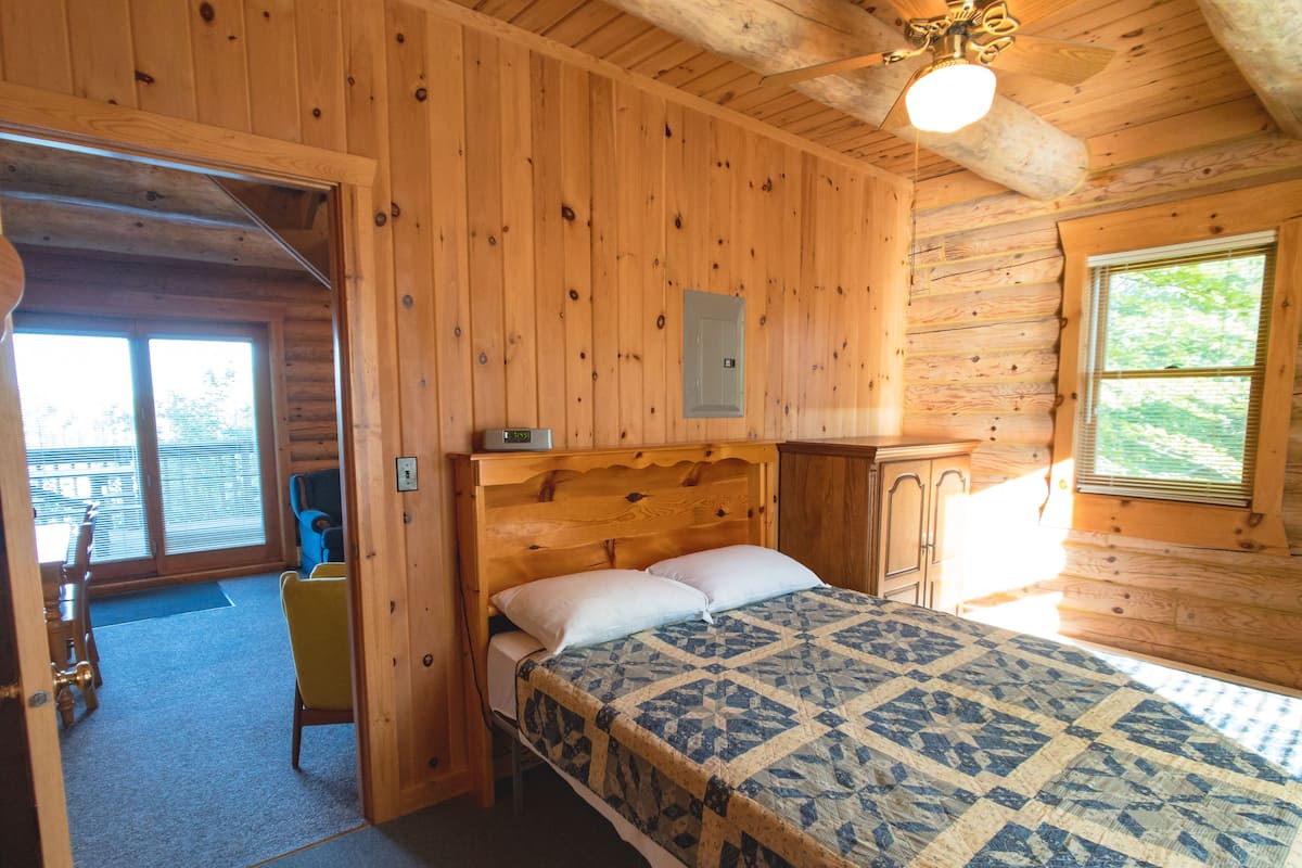 Cabaña, varias camas, vista parcial al lago | Cunas gratuitas, wifi gratis y ropa de cama