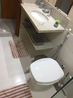 Shower, hair dryer - LUXURIOUS 2-BEDROOM APARTMENT WITH 7 SWIMMING POOLS! RPT2. 12X INTEREST-FREE INSTALLMENTS! VERY COMFORTABLE (Caldas Novas)