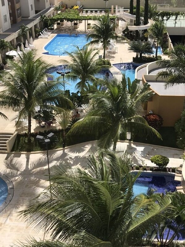 Innendørsbasseng og et oppvarmet basseng