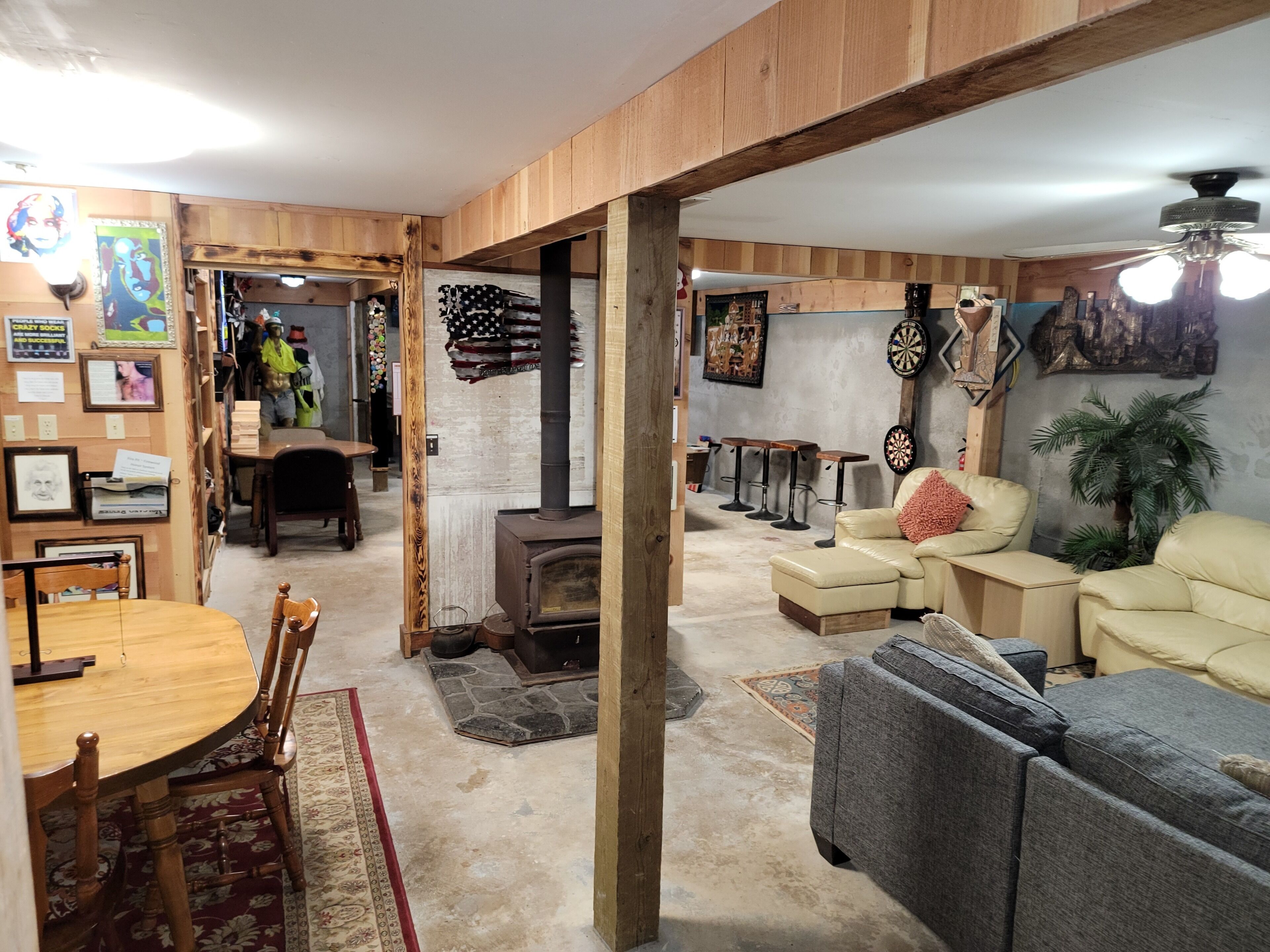 Smart-tv, eldstad, dvd-spelare och bordsfotboll