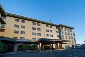 A multi-story hotel building with a flat roof, large windows, and a covered entrance area. - Hisai Green Hotel (Tsu)