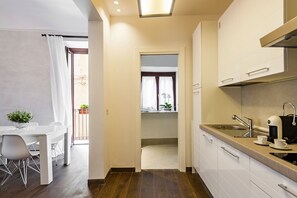 Kühlschrank, Ofen, Herdplatte, Wasserkocher mit Kaffee-/Teezubehör