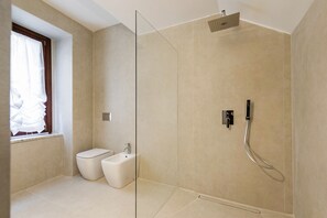 Dusche, Haartrockner, Bidet, Handtücher