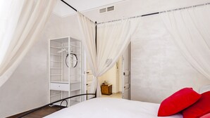 Ein Schlafzimmer mit einem Bett, einem Kleiderschrank und einem Nachttisch.