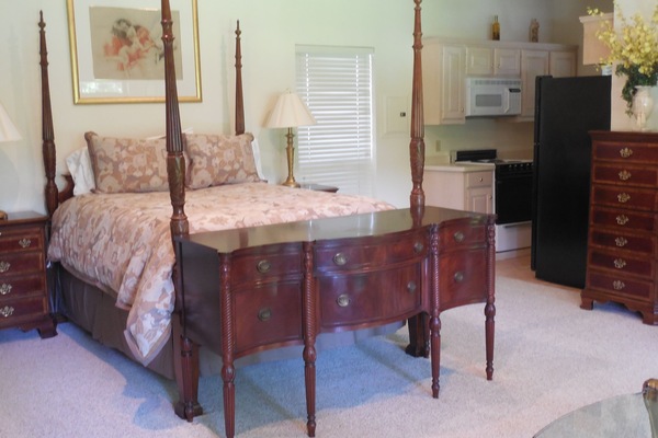 Separate guest house with Queen bed and sofa/sitting area. Private & very nice.