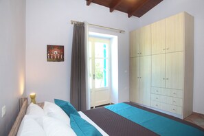 1 dormitorio, tabla de planchar con plancha, wifi y ropa de cama