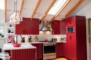 Fridge, microwave, oven, stovetop - 5 star cottage, private, 62 acres, lakefront, hot tub, boat, sauna, pet-friendly (Shelburne)