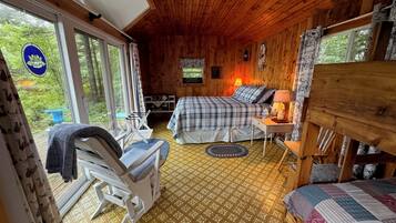 4 間睡房、房內夾萬、書桌、熨斗/熨衫板