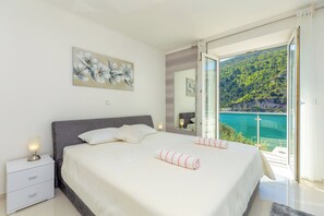 5 bedrooms, iron/ironing board, bed sheets