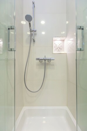Dusche, Haartrockner, Handtücher