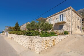 Unclassified image, 4 of 56, button