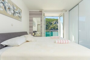 5 bedrooms, iron/ironing board, bed sheets