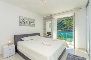 4 bedrooms, iron/ironing board, free WiFi, bed sheets